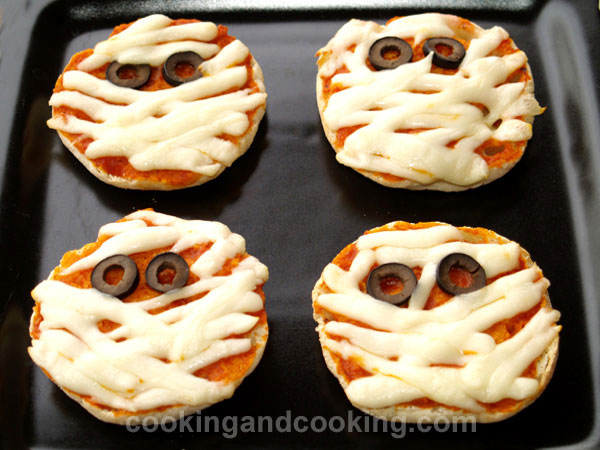 Halloween Mummy Pizza | Halloween Recipe | Cooking and Cooking